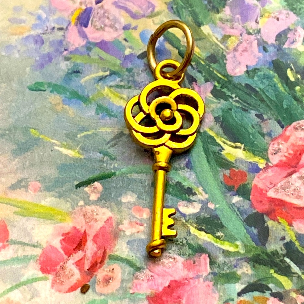 5/$10❤️❤️❤️NEW BRASS KEY CHARM PENDANT